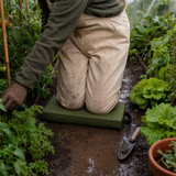 Coussin Genoux posé dans une allée de potager, jardinier agenouillé