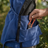 Poche haute du tablier avec un sécateur